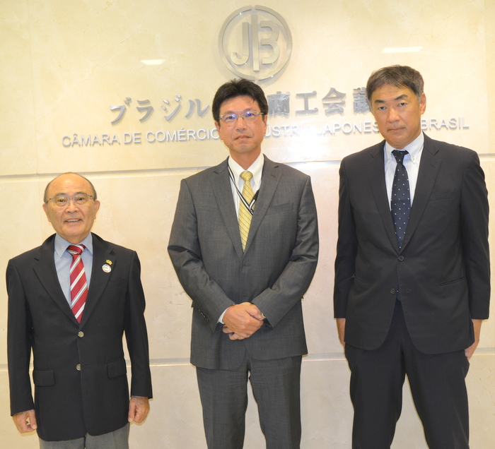 MUFGバンク(ブラジル)の福元頭取と木阪新頭取が会議所を訪問