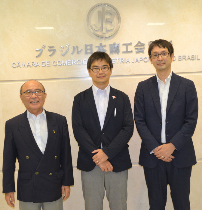 大使館広報文化班長の鈴木書記官、サンパウロ総領事館の池田領事が会議所を訪問　
