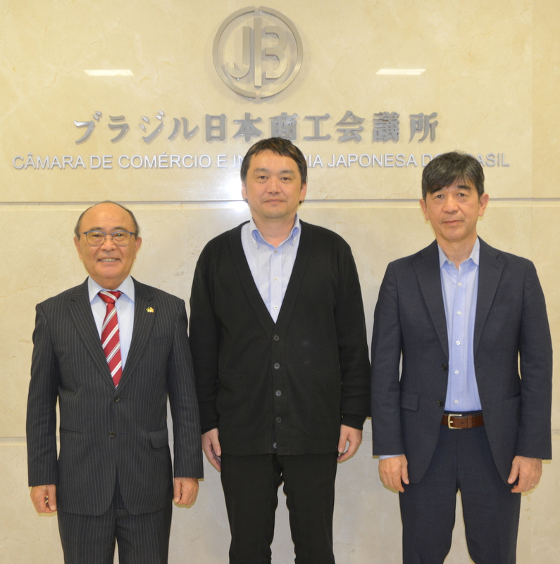 浜松市の（株）TRC高田の高田氏、やらまいか大使のエツオ弁護士が会議所を訪問