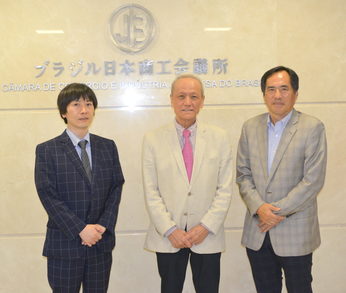 国際交流基金サンパウロ日本文化センターの洲崎勝所長と後任の田村大吾所長が訪問