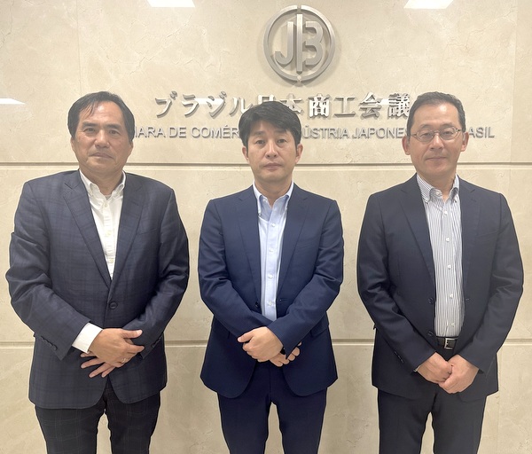 Panasonic do Brasilの宮崎裕幸社長とPanasonic Latin Americaの吉田伸良副社長が訪問