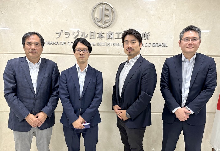 帰国するジェトロサンパウロ事務所の古木勇生ディレクター一行が訪問