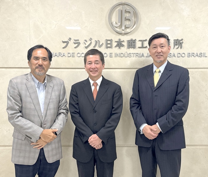 JICAブラジル事務所の江口雅之所長と後任の宮崎明博新所長が訪問